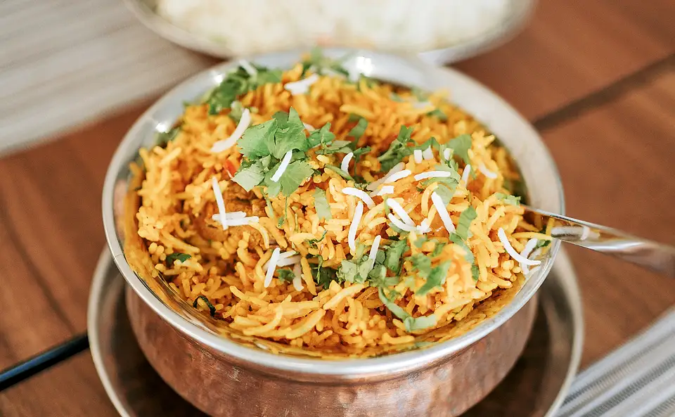 Biryani de arroz basmati com coentros