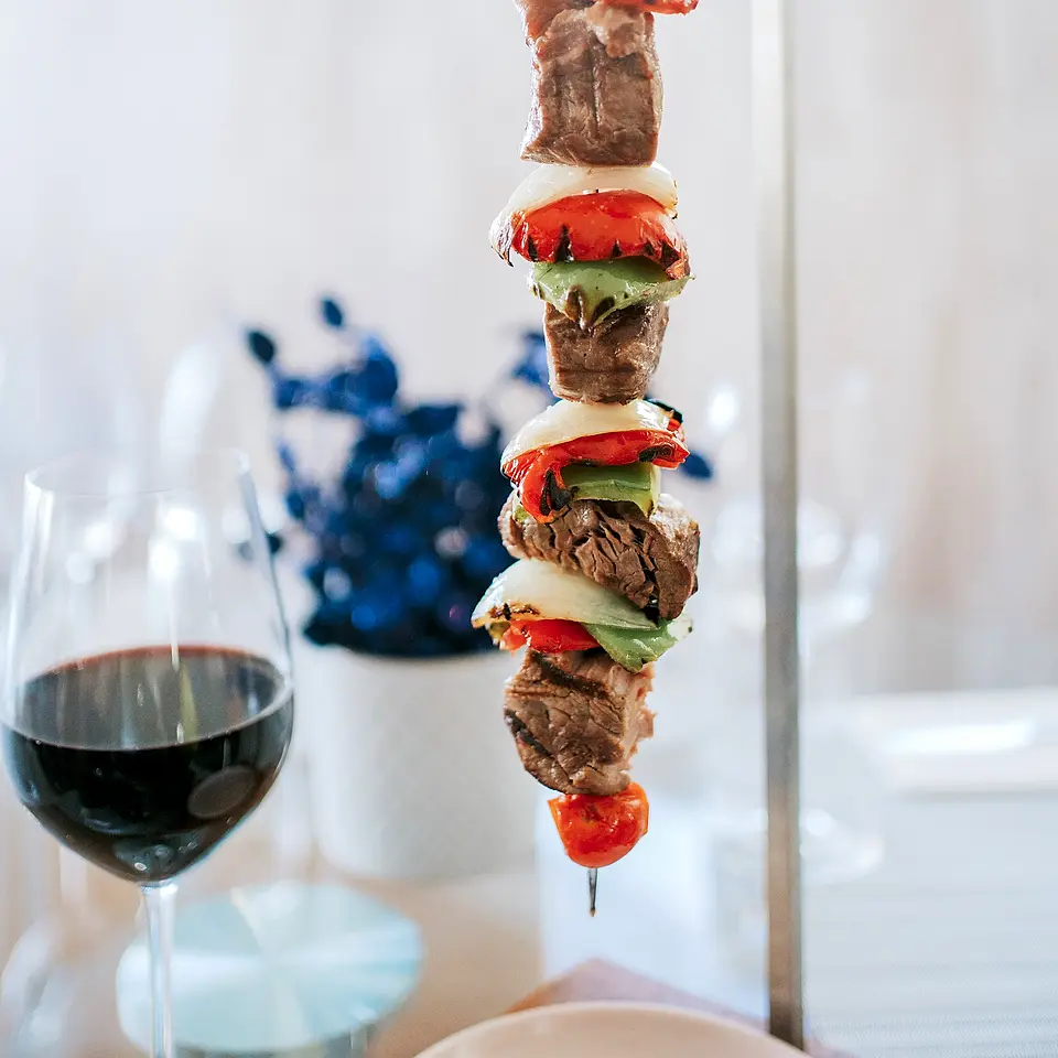 Espetada tandoori grelhada com legumes