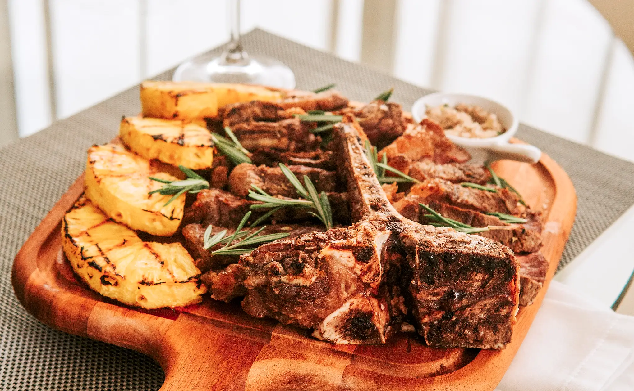 Carnes maturadas, assadas com paciência.